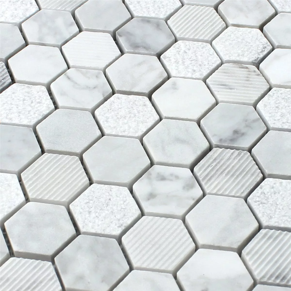 Muster von Mosaikfliesen Hexagon Naturstein Carrara Weiss