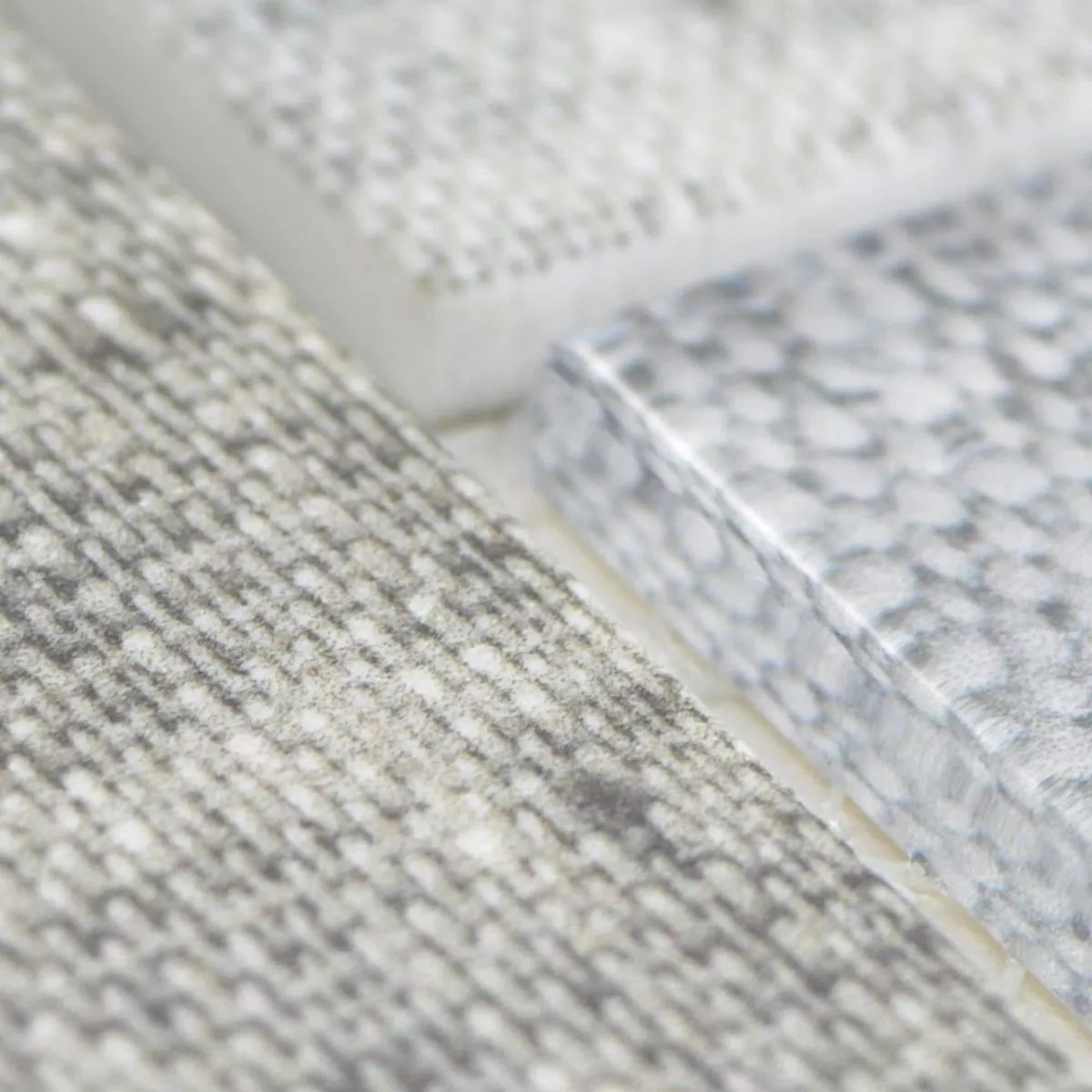 Muster von Glasmosaik Fliesen Lyonel Textil Optik Brick Grau